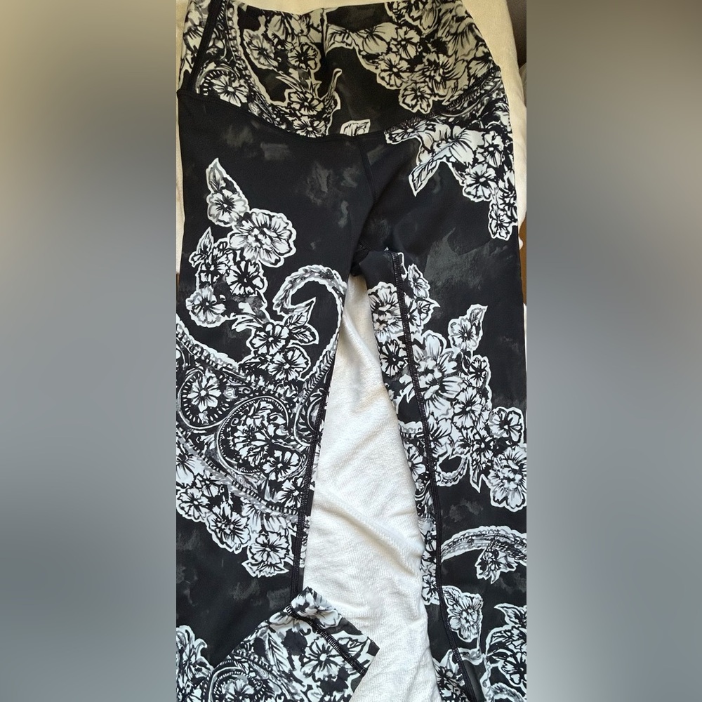 NWOT* Lululemon 🍋 Black and White Floral Patterned Leggings 7/8
